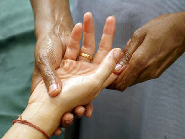 Manual therapy is a fairly popular method of treating rhizarthrosis that affects the finger joints.